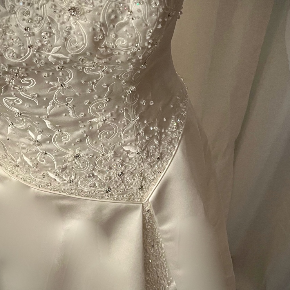 Maggie Sortero beautiful, satin, beaded, corseted wedding dress - Picture 11 of 16